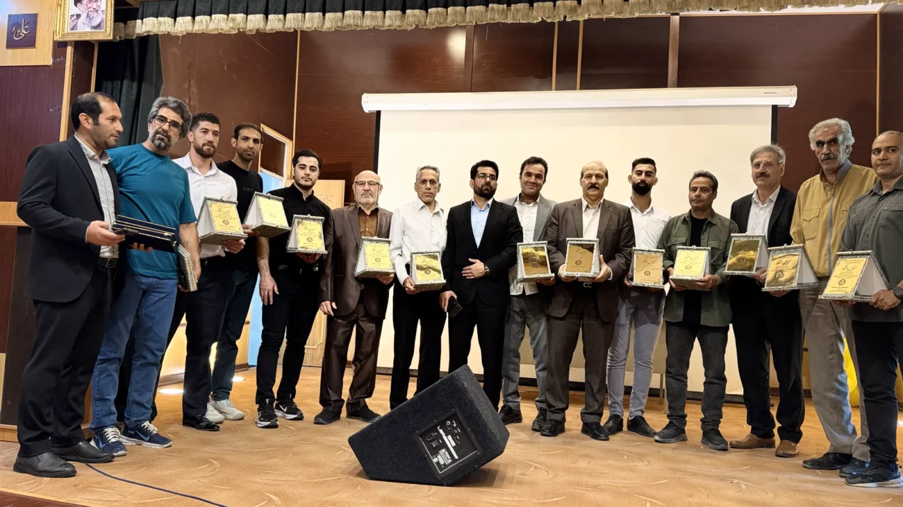 جمعی از داوران و پیشکسوتان نینجوتسو در حال گرفتن عکس یادگاری با دکتر علی رضایی در مراسم تجلیل بروجرد